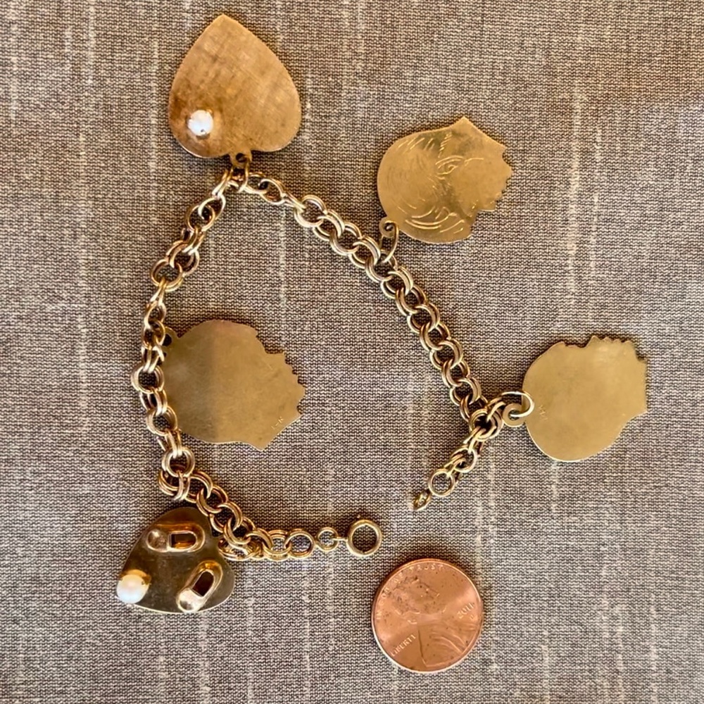 14K gold solid. 17.29 grams. Yellow charm bracelet